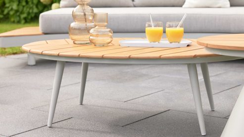 Gartentisch Interliving aus Metall in Holzfarben Interliving Gartenmöbel Serie 7015 - ovaler Couchtisch mit Holzplatte Teakholz & taupefarbenes  Aluminium - ca. 110 x 69 cm