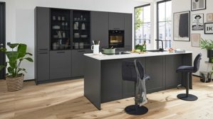 Einbauküche Interliving aus Holz in Schwarz Interliving Küche Serie 3088 mit AEG-Einbaugeräten Graphit – zweizeilig