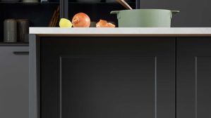 Einbauküche Interliving aus Holz in Schwarz Interliving Küche Serie 3088 mit AEG-Einbaugeräten Graphit – zweizeilig