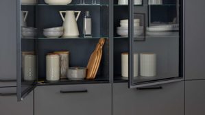 Einbauküche Interliving aus Holz in Schwarz Interliving Küche Serie 3088 mit AEG-Einbaugeräten Graphit – zweizeilig