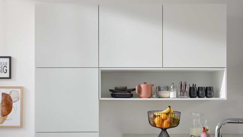 Einbauküche Interliving aus Holz in Weiß Interliving Küche Serie 3089 mit AEG-Einbaugeräten Weiß – Stellfläche ca. 220 x 480 cm