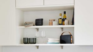 Einbauküche Interliving aus Holz in Weiß Interliving Küche Serie 3090 mit Side by Side Kühlschrank Magnolia – zweizeilig