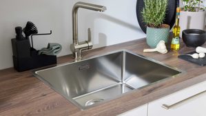 Einbauküche Interliving aus Holz in Weiß Interliving Küche Serie 3090 mit Side by Side Kühlschrank Magnolia – zweizeilig