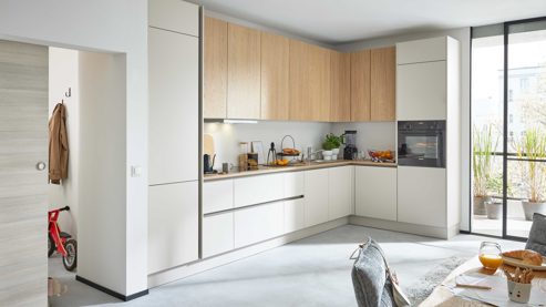 Einbauküche Interliving aus Holz in Holzfarben Interliving Küche Serie 3092 mit SIEMENS Einbaugeräten Sahara & Goldeiche - Stellfläche ca. 430 x 187 cm