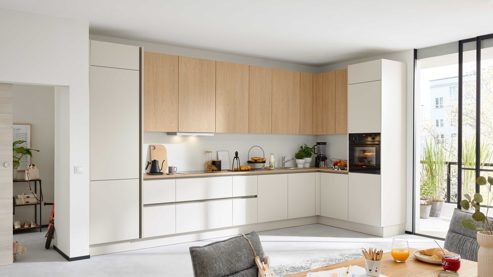 Einbauküche Interliving aus Holz in Holzfarben Interliving Küche Serie 3092 mit SIEMENS Einbaugeräten Sahara & Goldeiche - Stellfläche ca. 430 x 187 cm