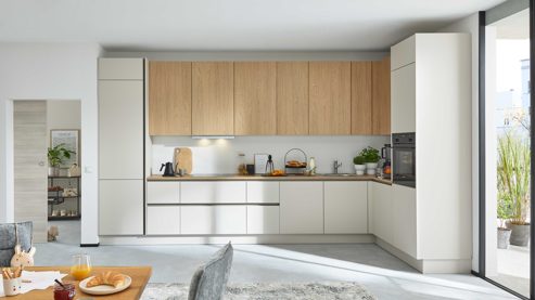 Einbauküche Interliving aus Holz in Holzfarben Interliving Küche Serie 3092 mit SIEMENS Einbaugeräten Sahara & Goldeiche - Stellfläche ca. 430 x 187 cm