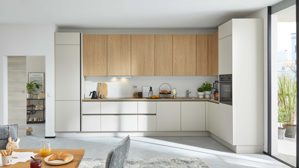 Einbauküche Interliving aus Holz in Holzfarben Interliving Küche Serie 3092 mit SIEMENS Einbaugeräten Sahara & Goldeiche - Stellfläche ca. 430 x 187 cm