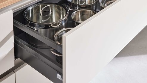 Einbauküche Interliving aus Holz in Holzfarben Interliving Küche Serie 3092 mit SIEMENS Einbaugeräten Sahara & Goldeiche - Stellfläche ca. 430 x 187 cm