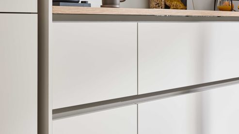 Einbauküche Interliving aus Holz in Holzfarben Interliving Küche Serie 3092 mit SIEMENS Einbaugeräten Sahara & Goldeiche - Stellfläche ca. 430 x 187 cm