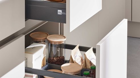 Einbauküche Interliving aus Holz in Holzfarben Interliving Küche Serie 3092 mit SIEMENS Einbaugeräten Sahara & Goldeiche - Stellfläche ca. 430 x 187 cm