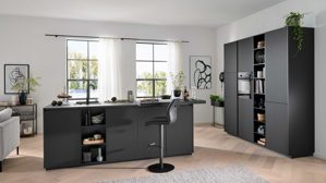 Einbauküche Interliving aus Holz in Schwarz Interliving Küche Serie 3091 mit SIEMENS Einbaugeräten Schwarz - zweizeilig