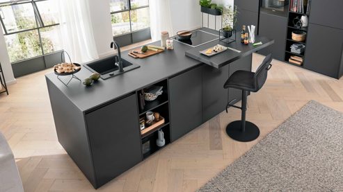 Einbauküche Interliving aus Holz in Schwarz Interliving Küche Serie 3091 mit SIEMENS Einbaugeräten Schwarz - zweizeilig