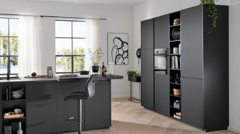Einbauküche Interliving aus Holz in Schwarz Interliving Küche Serie 3091 mit SIEMENS Einbaugeräten Schwarz - zweizeilig