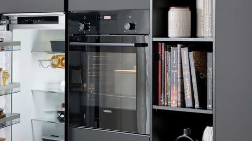 Einbauküche Interliving aus Holz in Schwarz Interliving Küche Serie 3091 mit SIEMENS Einbaugeräten Schwarz - zweizeilig