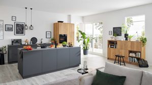 Einbauküche Interliving aus Holz in Dunkelgrau Interliving Küche Serie 3093 mit separater Homeoffice-Lösung Graphit & Eiche Venture - dreizeilig