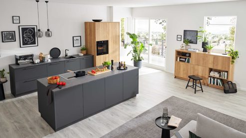 Einbauküche Interliving aus Holz in Dunkelgrau Interliving Küche Serie 3093 mit separater Homeoffice-Lösung Graphit & Eiche Venture - dreizeilig