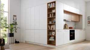 Einbauküche Interliving aus Holz in Weiß Interliving Küche Serie 3094 mit Garderobenschränken Mattweiß & Chalet Eiche