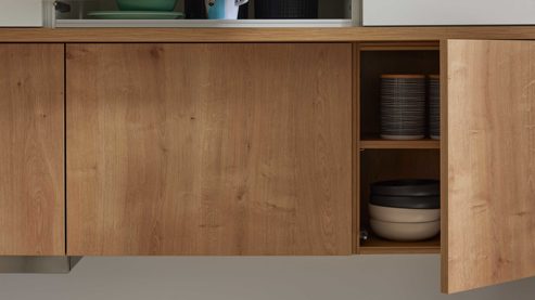 Einbauküche Interliving aus Holz in Weiß Interliving Küche Serie 3094 mit Garderobenschränken Mattweiß & Chalet Eiche