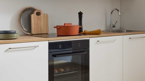 Einbauküche Interliving aus Holz in Weiß Interliving Küche Serie 3094 mit Garderobenschränken Mattweiß & Chalet Eiche