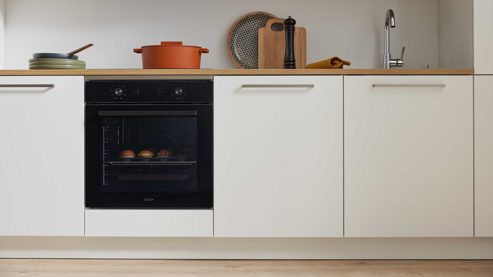 Einbauküche Interliving aus Holz in Weiß Interliving Küche Serie 3094 mit Garderobenschränken Mattweiß & Chalet Eiche