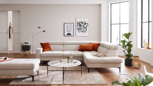 Ecksofa Interliving aus Stoff in Hellgrau Interliving Sofa Serie 4420 - Ecksofa mit Metallfüßen graubeiger Bezug LRS 19 – Stellfläche ca. 285 x 207 cm