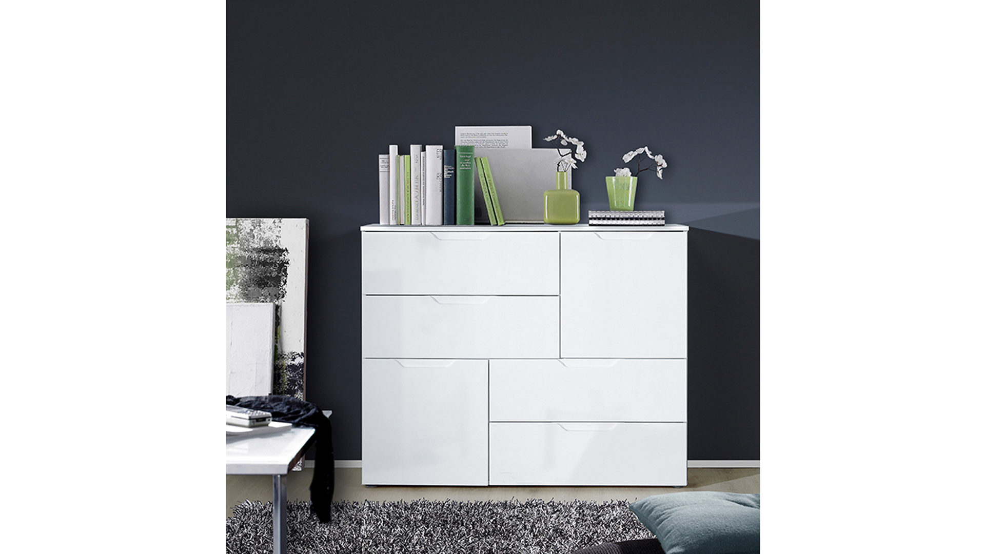 Kombikommode Forte® aus Holz in Weiß Kombikommode als Wohnzimmermöbel weiße Hochglanzfronten & weiße Kunststoffoberflächen – zwei Türen, vier Schubladen