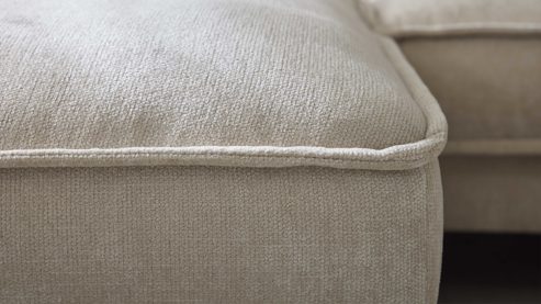 Ecksofa Roomio® aus Stoff in Creme Roomio® No. 4102 - Ecksofa naturfarbene Chenille Roma & toffeefarbene Metallfüße F1204 - Stellfläche ca. 190 x 272 cm