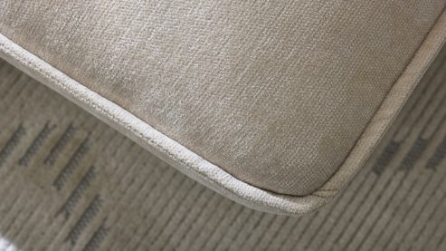 Polsterhocker Roomio® aus Stoff in Creme Roomio® No. 4102 - XXL-Polsterhocker naturfarbene Chenille & toffeefarbene Metallfüße - ca. 90 x 120 cm