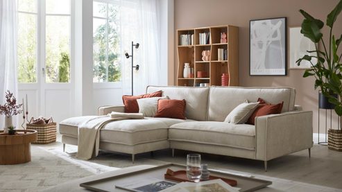 Ecksofa Roomio® aus Stoff in Creme Roomio® No. 4102 - Ecksofa naturfarbene Chenille Roma & toffeefarbene Metallfüße F1204 - Stellfläche ca. 190 x 272 cm