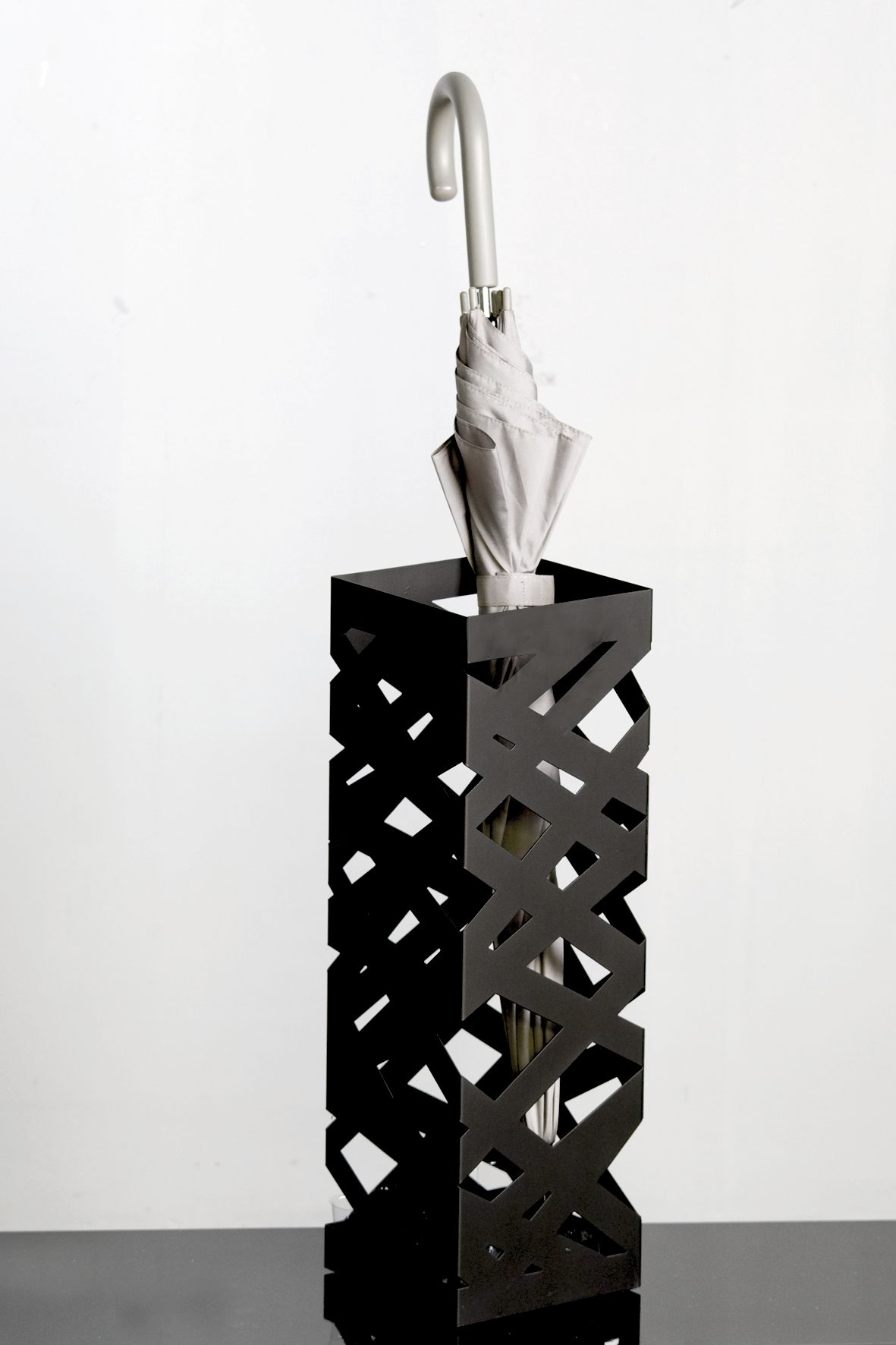 Schirmständer Haku aus Metall in Schwarz Schirmständer schwarzes Metall  – Höhe ca. 48 cm