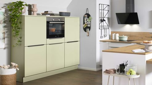 Einbauküche Interliving aus Holz in Weiß Interliving Küche Serie 3109 mit Constructa-Einbaugeräten Arcticweiß, Avocado & Vulkaneiche - zweizeilig