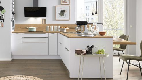 Einbauküche Interliving aus Holz in Weiß Interliving Küche Serie 3109 mit Constructa-Einbaugeräten Arcticweiß, Avocado & Vulkaneiche - zweizeilig