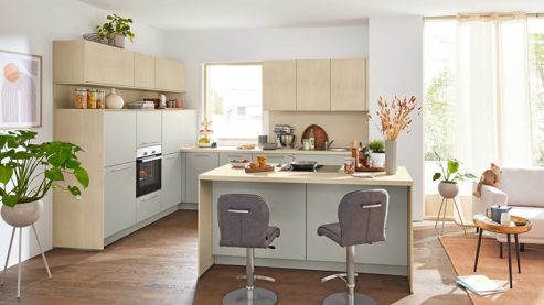 Einbauküche Interliving aus Holz in Hellgrau Interliving Küche Serie 3111 mit Constructa-Einbaugeräten Platingrau & Sandesche - dreizeilig