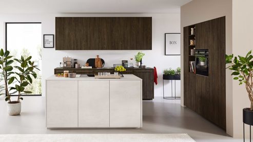 Einbauküche Interliving aus Holz in Holzfarben Interliving Küche Serie 3112 mit SIEMENS Einbaugeräten Noce Marone & weißer Beton - dreizeilig