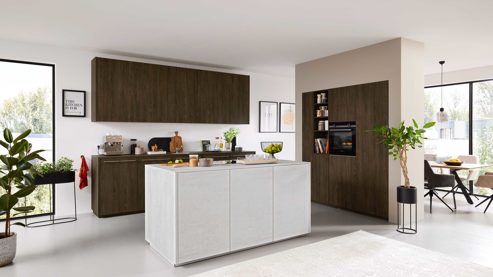 Einbauküche Interliving aus Holz in Holzfarben Interliving Küche Serie 3112 mit SIEMENS Einbaugeräten Noce Marone & weißer Beton - dreizeilig