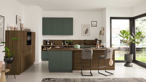 Einbauküche Interliving aus Holz in Dunkelgrün Interliving Küche Serie 3113 mit AEG Einbaugeräten Black Green & Walnuss Havanna - dreizeilig