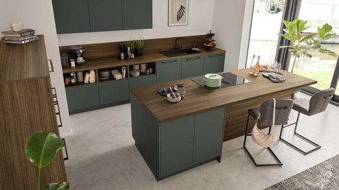 Einbauküche Interliving aus Holz in Dunkelgrün Interliving Küche Serie 3113 mit AEG Einbaugeräten Black Green & Walnuss Havanna - dreizeilig