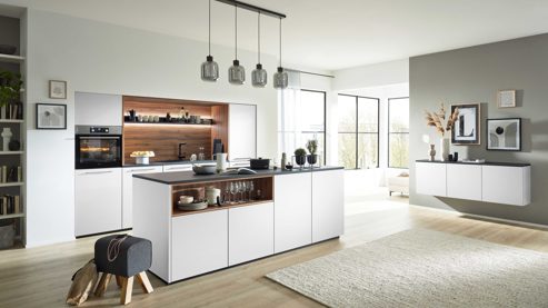 Einbauküche Interliving aus Holz in Weiß Interliving Küche Serie 3105 mit AEG Einbaugeräten Weiß Softmatt & Vulkaneiche – dreizeilig