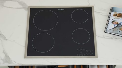 Einbauküche culineo® aus Holz in Hellgrün Culineo® Einbauküche C357 mit privileg Einbaugeräten Jade, Mattweiß & Marmor Venato Bianco - dreizeilig