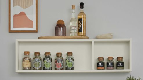 Einbauküche culineo® aus Holz in Hellgrün Culineo® Einbauküche C357 mit privileg Einbaugeräten Jade, Mattweiß & Marmor Venato Bianco - dreizeilig