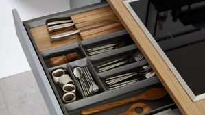 Einbauküche culineo® aus Holz in Hellblau Culineo® Einbauküche C357 mit SIEMENS Einbaugeräten Sky & Eiche Honig - zweizeilig