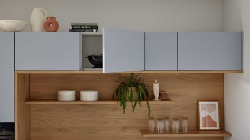 Einbauküche culineo® aus Holz in Hellblau Culineo® Einbauküche C357 mit SIEMENS Einbaugeräten Sky & Eiche Honig - zweizeilig