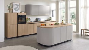 Einbauküche WERT KÜCHE® aus Holz in Grau WERT KÜCHE® Christin mit AEG Einbaugeräten Kaschmirbraun & Sandeiche – zweiteilig