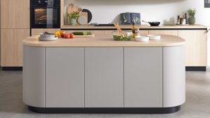 Einbauküche WERT KÜCHE® aus Holz in Grau WERT KÜCHE® Christin mit AEG Einbaugeräten Kaschmirbraun & Sandeiche – zweizeilig