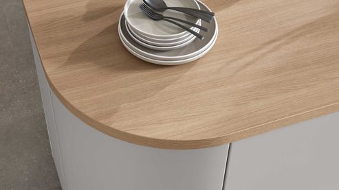 Einbauküche WERT KÜCHE® aus Holz in Grau WERT KÜCHE® Christin mit AEG Einbaugeräten Kaschmirbraun & Sandeiche – zweiteilig