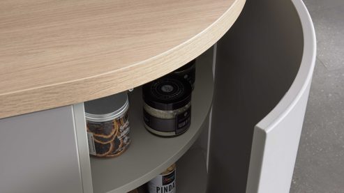 Einbauküche WERT KÜCHE® aus Holz in Grau WERT KÜCHE® Christin mit AEG Einbaugeräten Kaschmirbraun & Sandeiche – zweiteilig