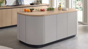 Einbauküche WERT KÜCHE® aus Holz in Grau WERT KÜCHE® Christin mit AEG Einbaugeräten Kaschmirbraun & Sandeiche – zweiteilig