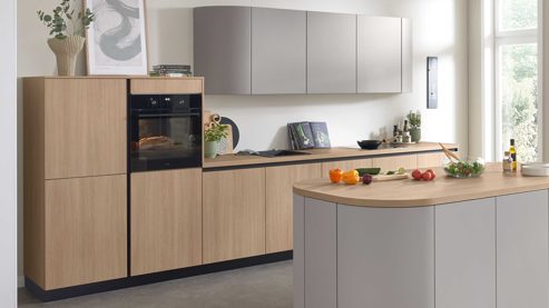 Einbauküche WERT KÜCHE® aus Holz in Grau WERT KÜCHE® Christin mit AEG Einbaugeräten Kaschmirbraun & Sandeiche – zweizeilig