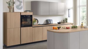 Einbauküche WERT KÜCHE® aus Holz in Grau WERT KÜCHE® Christin mit AEG Einbaugeräten Kaschmirbraun & Sandeiche – zweizeilig