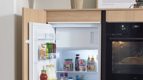 Einbauküche WERT KÜCHE® aus Holz in Grau WERT KÜCHE® Christin mit AEG Einbaugeräten Kaschmirbraun & Sandeiche – zweizeilig